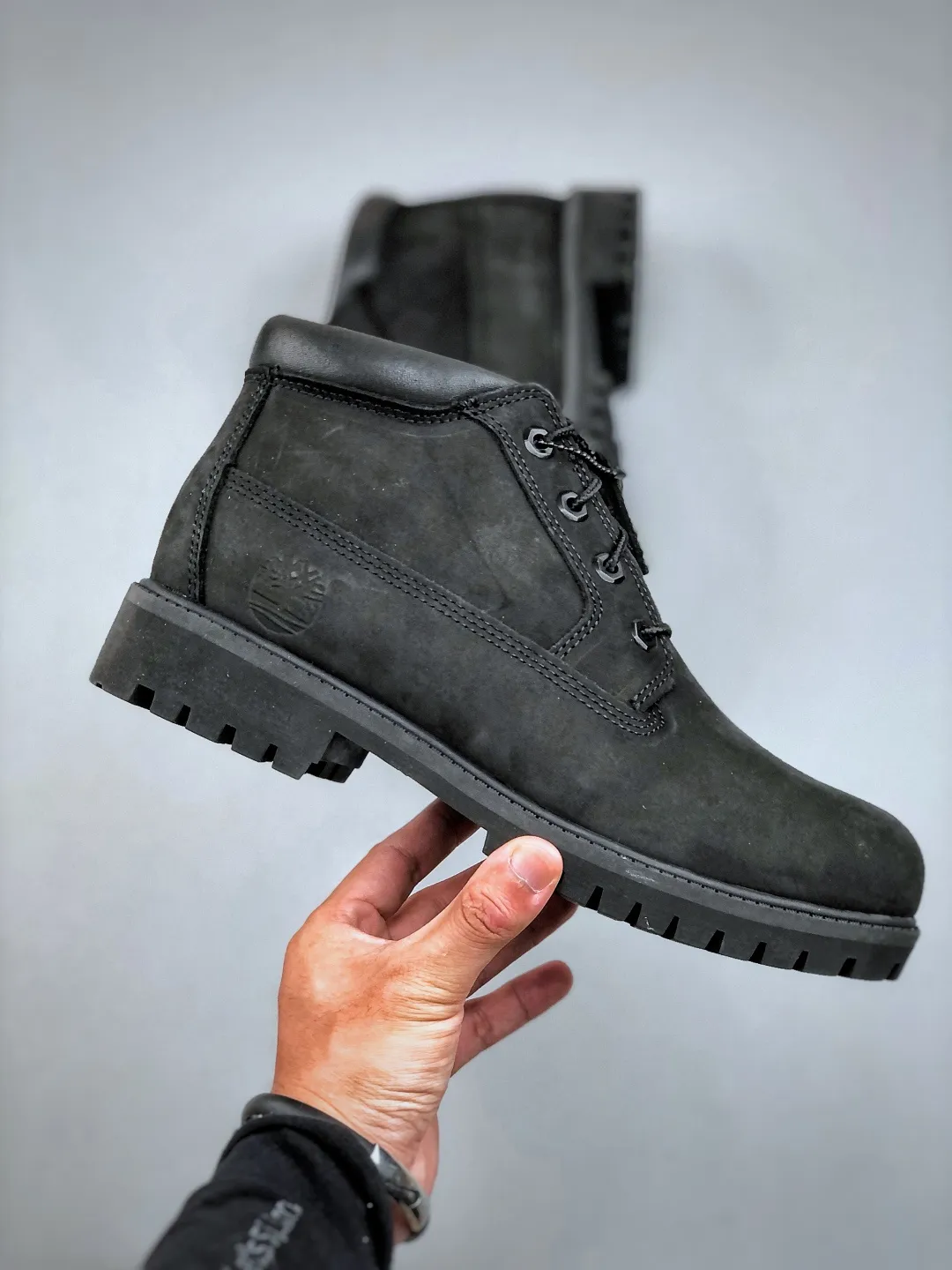 Local pick-up 💰600 available in stores [New product real shots] Dongguan original Y version #Men's and women's shoes true standard half size Dongguan OEM quality #Upgraded original 2025 version packaging box and accessories #Original last paper version data development version #Original Baoyuan injection machine #Three-line computer sewing lines are in line #Using the same source of imported first-layer frosted leather It has the function of resisting water splashing (all interiors are made of real leather materials!!) #Original consistent full nubuck leather collar #Anti-fatigue shock-absorbing honeycomb PU insole #Lightweight anti-slip rubber foam combination bottom ❗ The world's leading outdoor brand·Timberland/Timberland Fatigue Chukka Nubuck Boots classic outdoor short-cut all-match workwear Martin boots "Wheat Yellow Black" Size: Female 35.5 36 37 38 39 Male 39.5 40 41 42 43 44 (Leather shoe size: one size larger than sports shoes!) Original hardware molded shoelace buckle Newly upgraded top-notch craftsmanship Original OEM in Zhongshan Original imported waterproof leather Injection outsole Horizontal folding, dynamic water-repellent, original and consistent full nubuck leather collar, all-cow lining, brand new original packaging shoe box, exclusive supply in the market